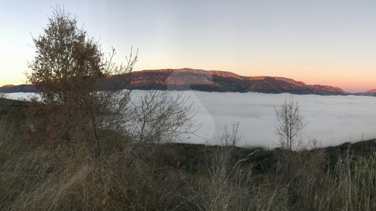 La niebla cubría ayer gran parte de la Vall d'Àger. En la imagen la sierra del Montsec al fondo.