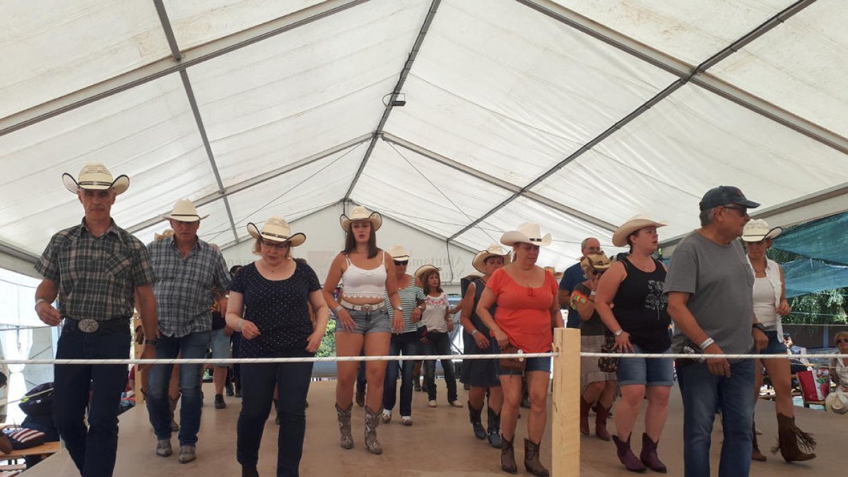 Primers tallers de ‘line dance’, ahir al migdia a l’envelat del Salardú Country Rock Festival.