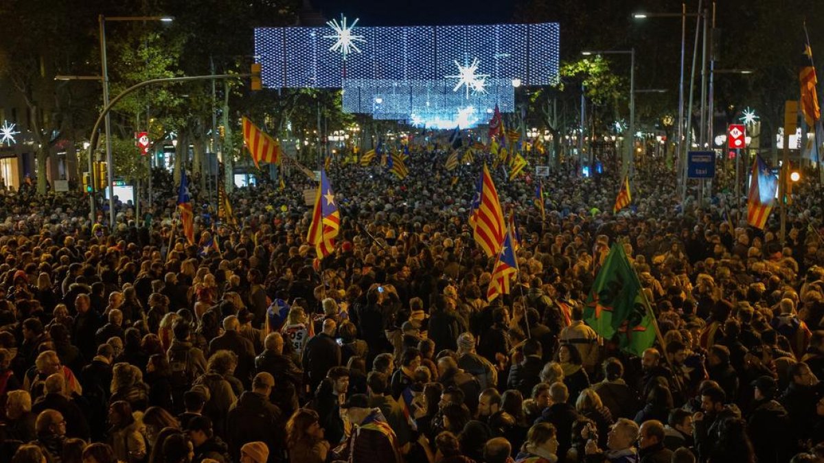 Unas 40.000 personas, según la Guardia Urbana, se manifestaron ayer en Barcelona para “tumbar el régimen del 78”.