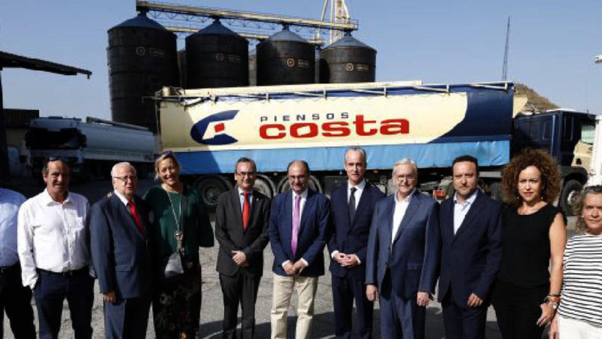 Els responsables de l’empresa amb el president d’Aragó i l’alcalde de Fraga, entre d’altres.