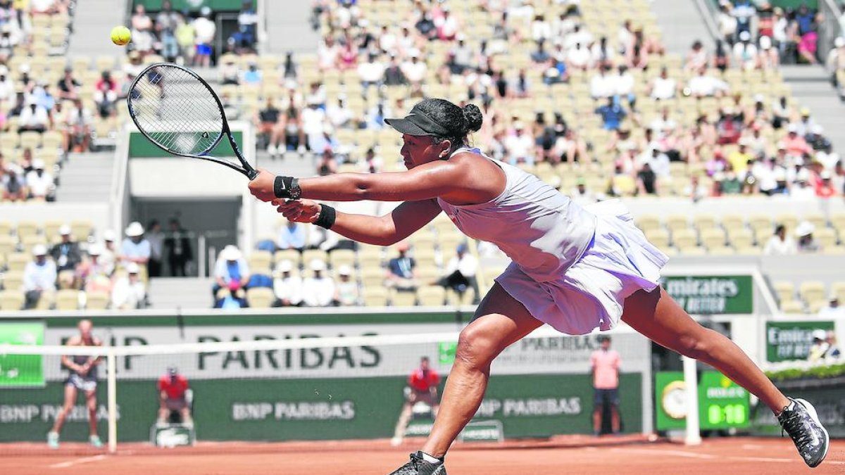 Naomi Osaka, en una acció del partit amb Siniakova, ahir.