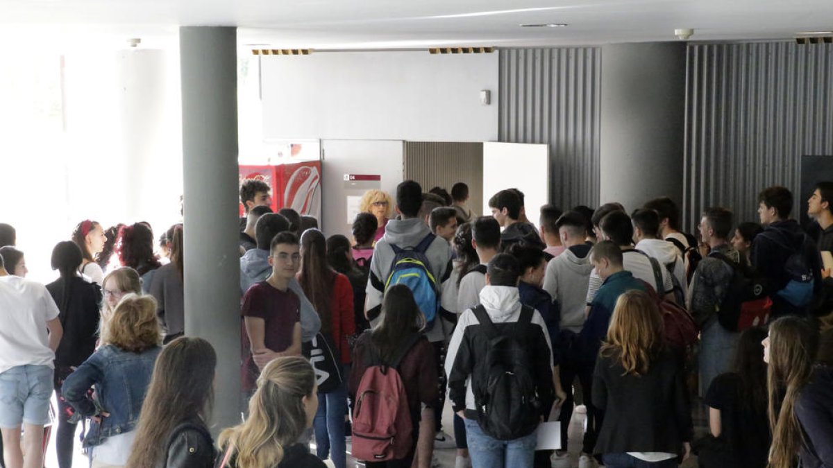 Alumnes a l’entrar en una aula al juny per afrontar la selectivitat a la UdL.