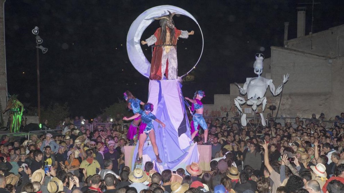 El Mascle Cabró va aparèixer a les dos de la matinada entre el públic muntat sobre la piràmide de l’Aquelarre.