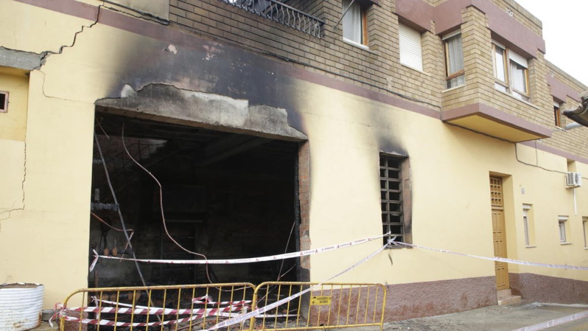 Estat en què va quedar l’habitatge i el magatzem després del foc provocat per una caldera de biomassa.