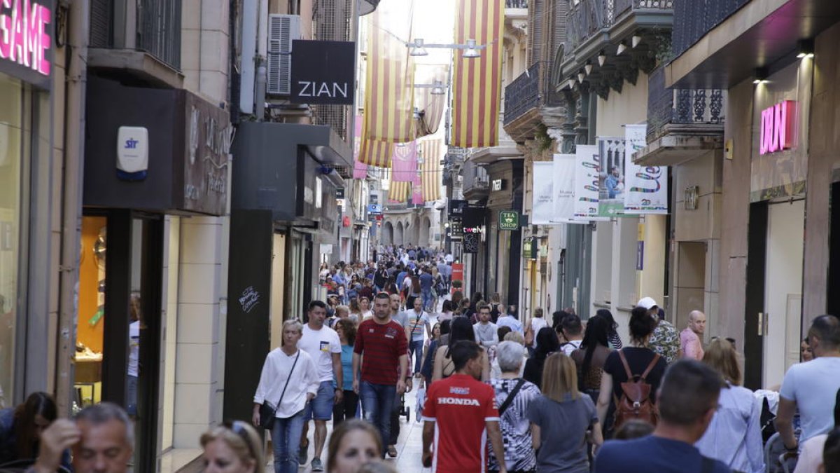 Ciutadans passejant i comprant ahir pel carrer Major.