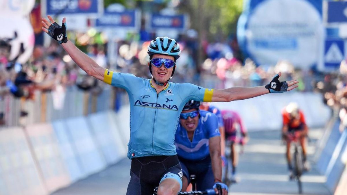 El vasco cruza victorioso la línea de meta por delante del ciclista del Movistar Mikel Landa. 