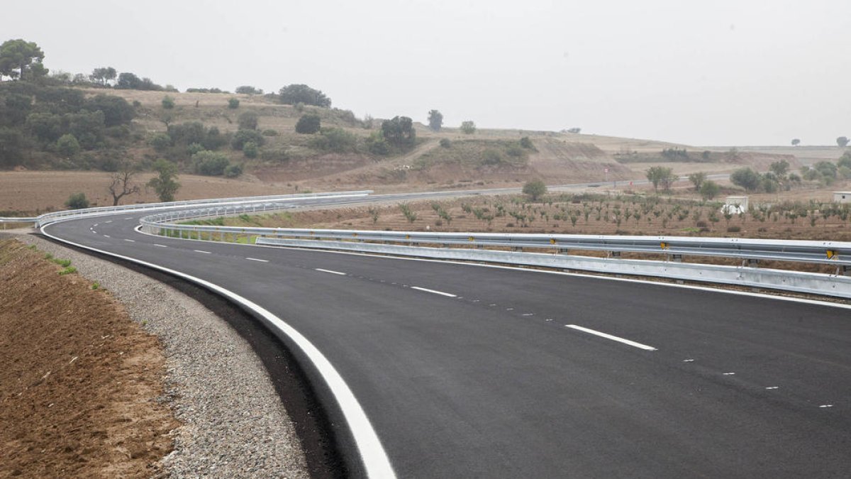 Un tramo de la carretera mejorada entre Verdú y Sant Martí. 
