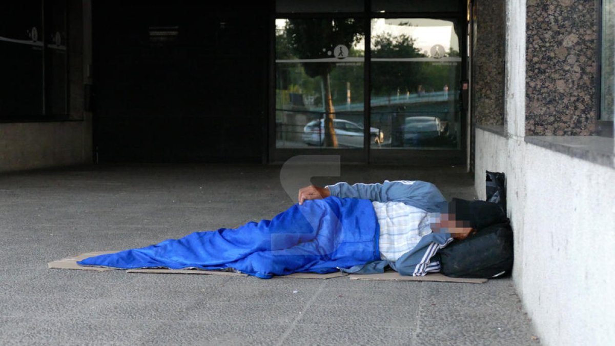 Imatge d'arxiu d'una persona dormint al carrer a Lleida