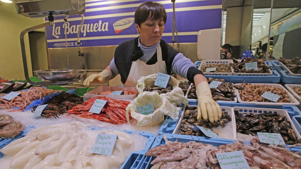 Elisa Capdevila en la pescadería La Barqueta en el mercado de Cappont ayer.