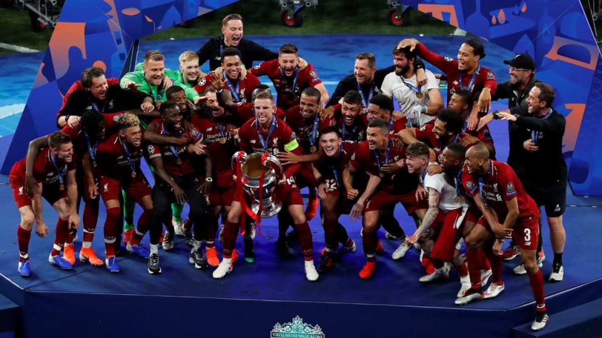 La plantilla del Liverpool, en el moment d’aixecar la sisena Champions, després de vèncer el Tottenham ahir al Wanda Metropolitano.