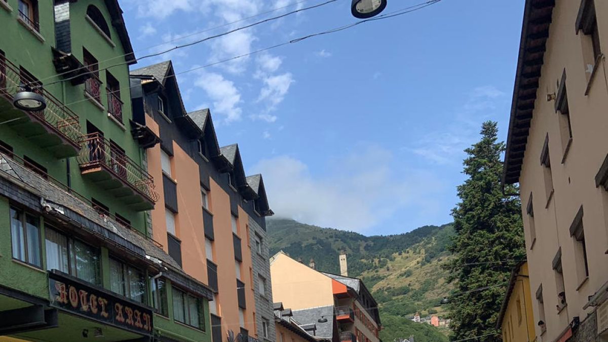 Protesta a Vielha pels preus de l’habitatge de lloguer - Veïns d’Aran van protestar ahir pels carrers de Vielha contra els elevats preus del lloguer dels habitatges, que s’atribueixen en bona part a la preferència dels propietaris per lloga ...