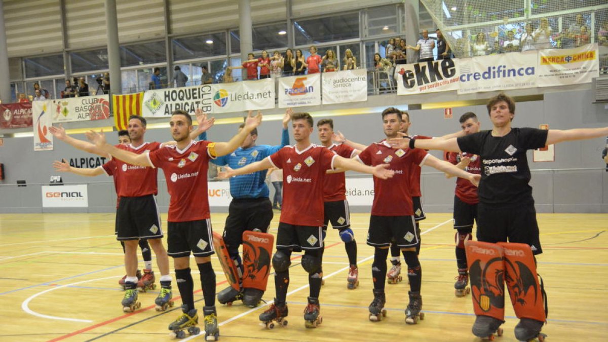 Els jugadors del Lleida.Net Alpicat saluden l’afició, que els va ovacionar al final del partit.