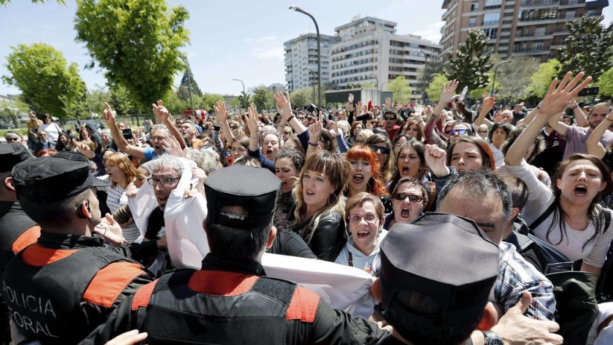 Los cinco condenados por abusos sexuales podrán salir de la prisión con una fianza de 6.000 euros