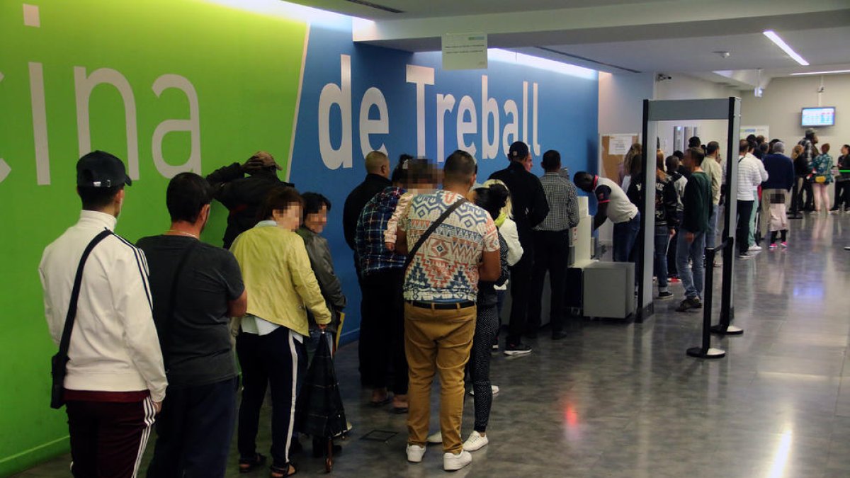 Cola en la oficina del Servei d’Ocupació de Catalunya en Lleida.