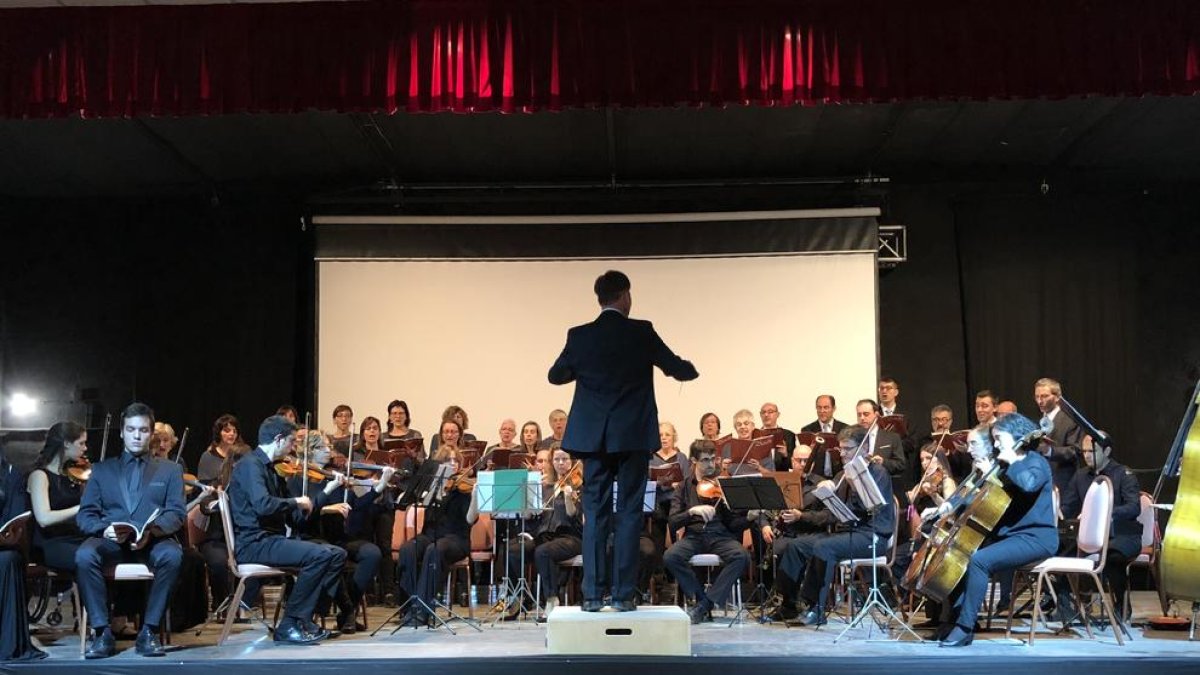 La orquesta, la Coral Shalom y cantante solistas, dirigidos por Robert Faltus, el sábado en Sant Antolí.