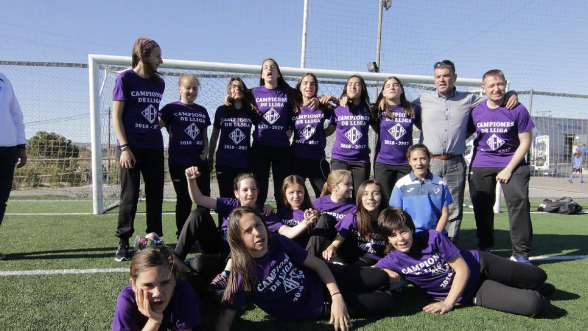 Las jugadoras del equipo Infantil del AEM que el sábado ganaron la Liga, posaron con la camiseta que en su parte atrás dice “Les Barbies també juguen”.