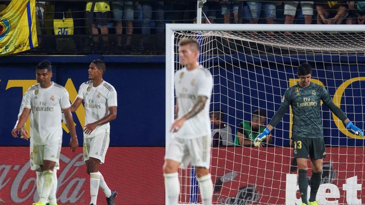 Los jugadores del Real Madrid, cabizbajos tras encajar el segundo gol del Villarreal.