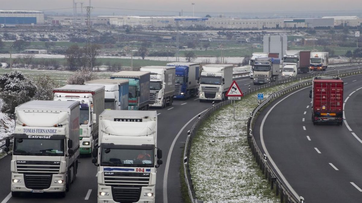 Camions a l’A-2 a Tàrrega quan es va aixecar el veto per circular a primera hora del matí.