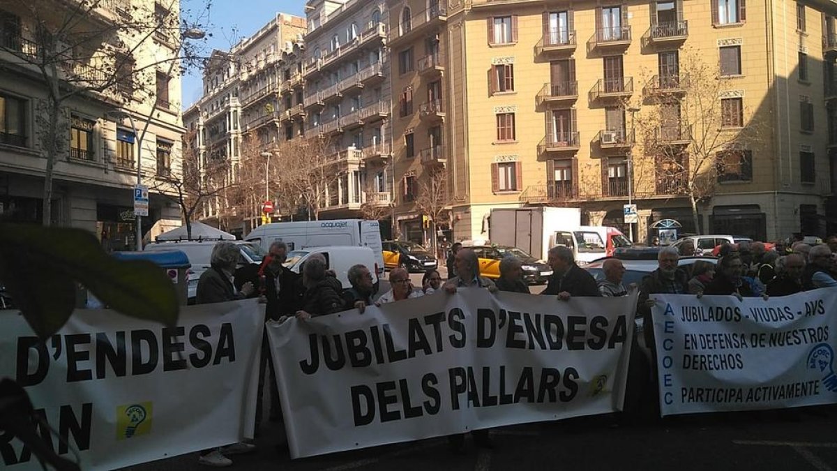 Nova protesta de jubilats d’Endesa pels seus drets.