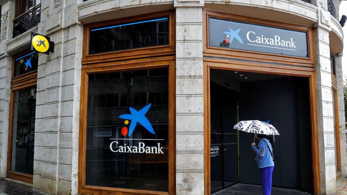 Una oficina de CaixaBank en una imatge d’arxiu.