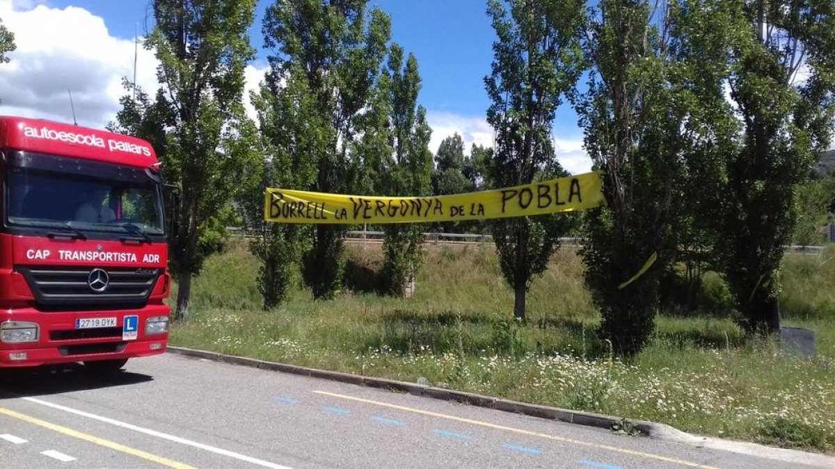 Imagen de archivo de una pancarta contra Borrell en La Pobla.