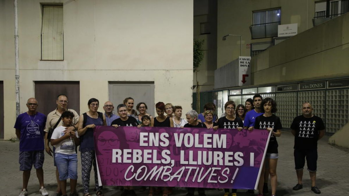 Participants ahir a la marxa nocturna convocada per Marea Lila de Lleida, que va sortir des de la plaça dels Fanalets fins a arribar a la Paeria.