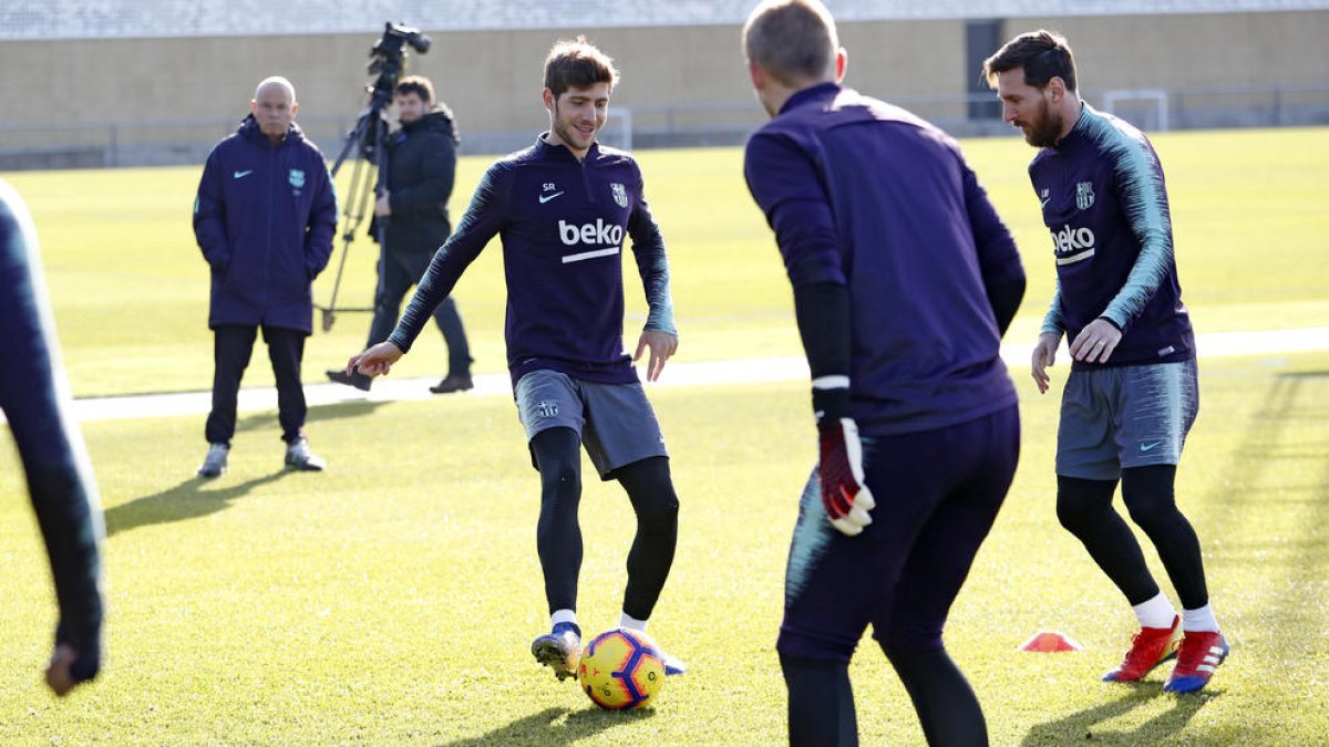 Messi, a la derecha, en una sesión de entrenamiento con sus compañeros.