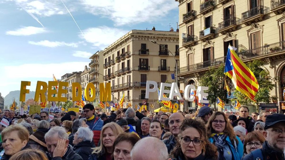 Manifestants a la concentració d’Òmnium Cultural, a l’estació de França de Barcelona.