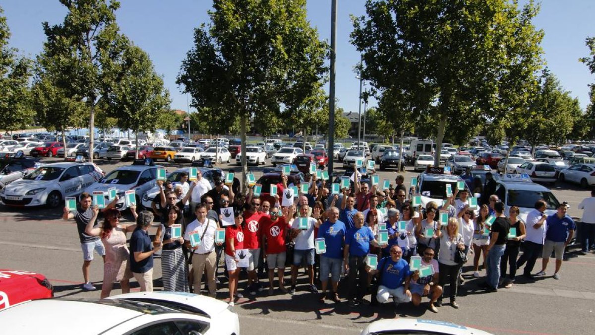 Manifestació d’autoescoles per demanar el final de la vaga.