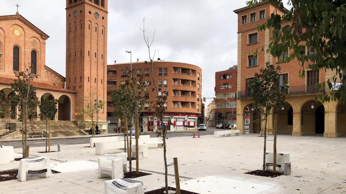 Imatge de la plaça de l’Ajuntament de Mollerussa acabada de renovar.