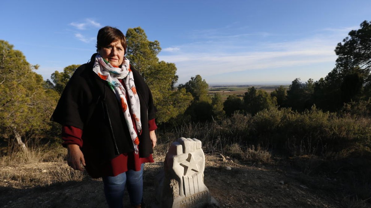 La alcaldesa de Castelló de Farfanya, Cristina Lafay, junto al monolito dedicado a Julià Babia.