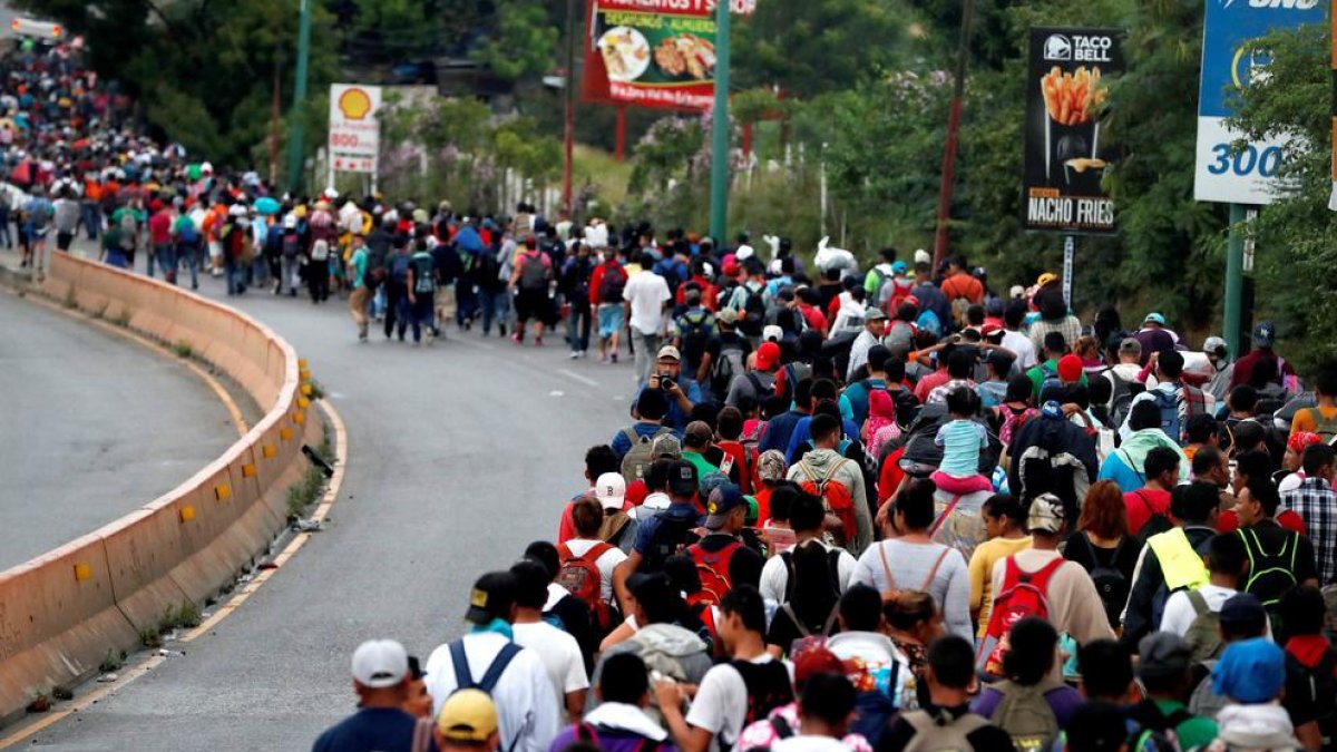 Caravana de migrants hondurenys, a peu, rumb als EUA.