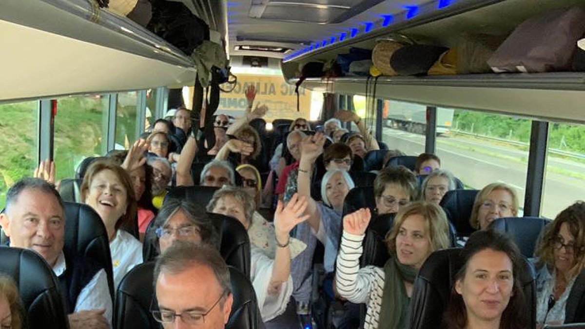 Veïns de Lleida ciutat a l’autocar que els porta a Estrasburg.