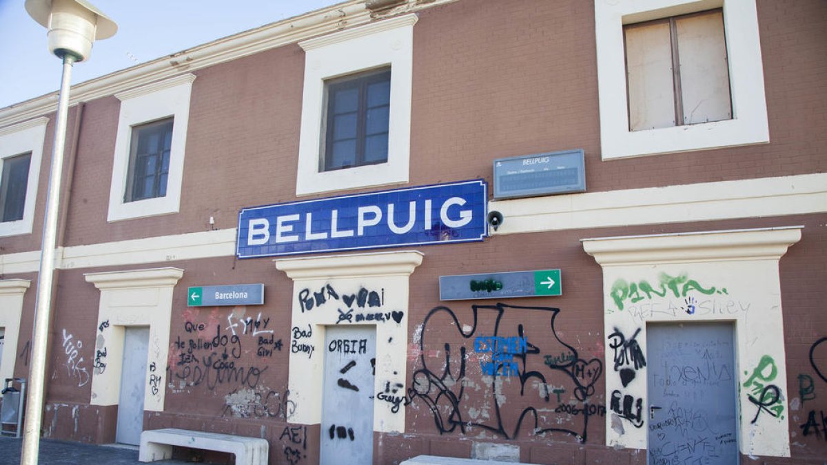 Imatge dels grafitis que es poden veure a la façana de l’estació de Bellpuig.