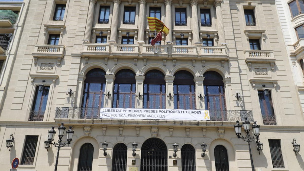 La pancarta que demana la llibertat dels presos independentistes a la façana de la Paeria a Blondel.