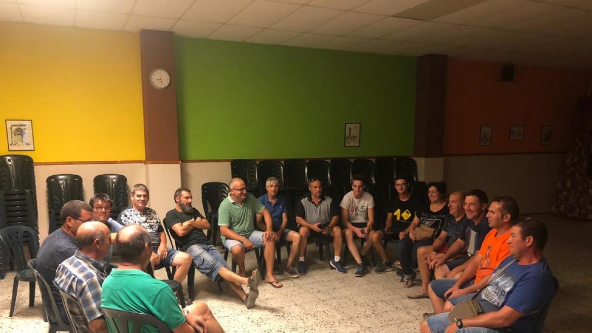 Reunió ahir a la nit a Aspa dels agricultors afectats per l’onada de robatoris d’ametllers.