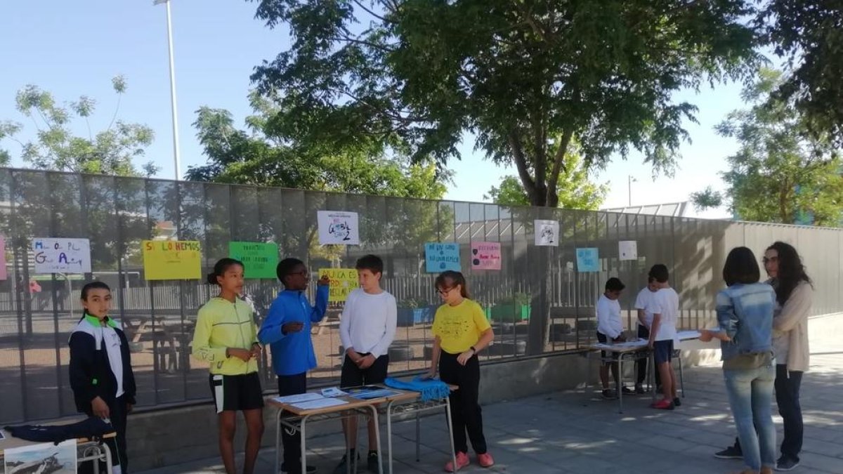 Alumnos de quinto del colegio de la Mitjana, el pasado viernes con sus paradas.