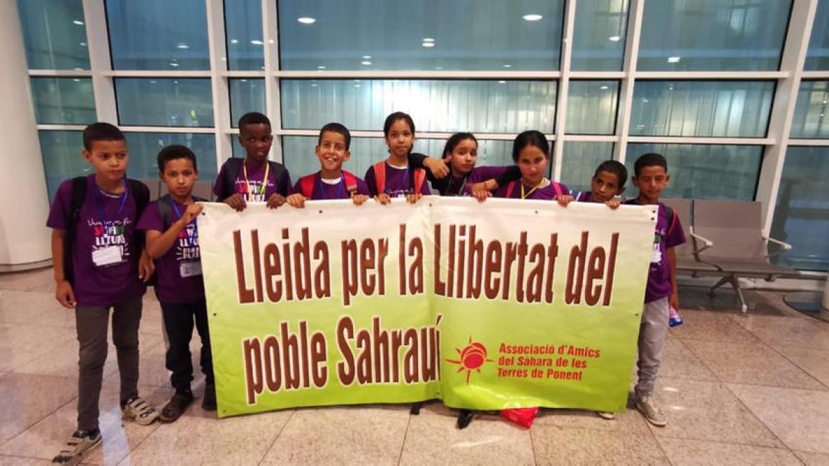 Los primeros nueve niños y niñas saharauis que han llegado al Segrià para pasar el verano. 