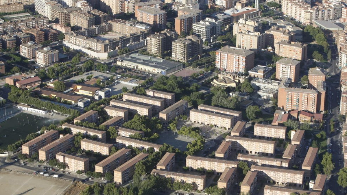 Imagen aérea de bloques de pisos sociales en el barrio de la Mariola.