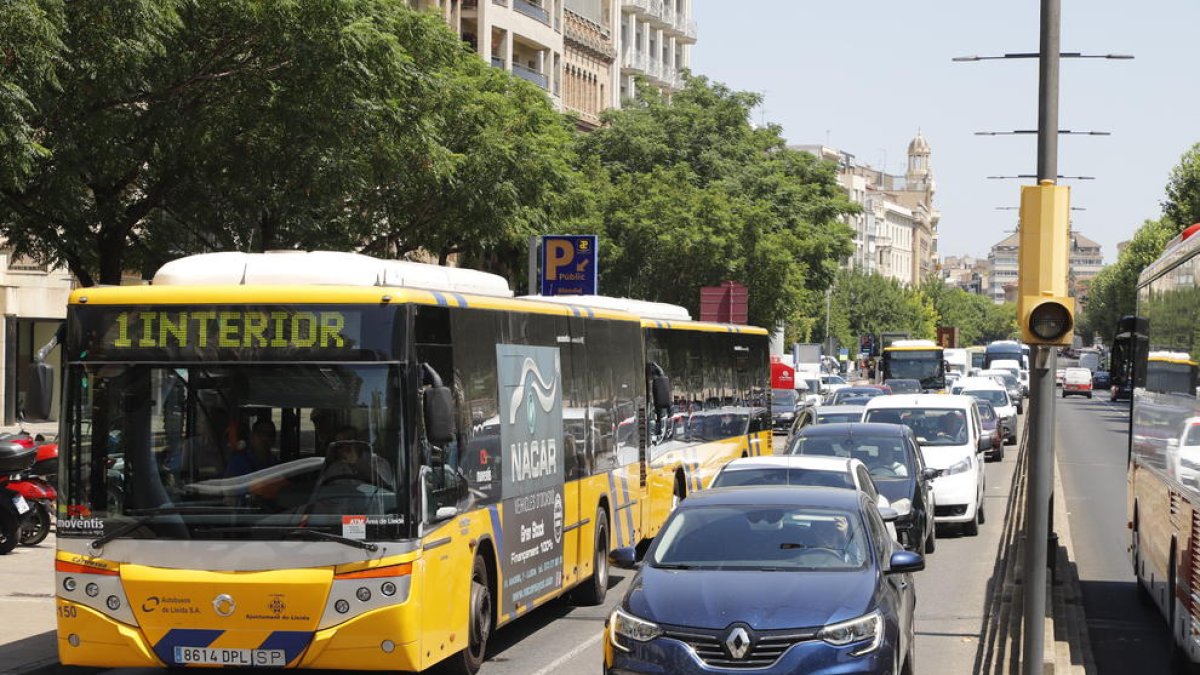 Vehicles retinguts ahir a l’avinguda Madrid per l’incident.