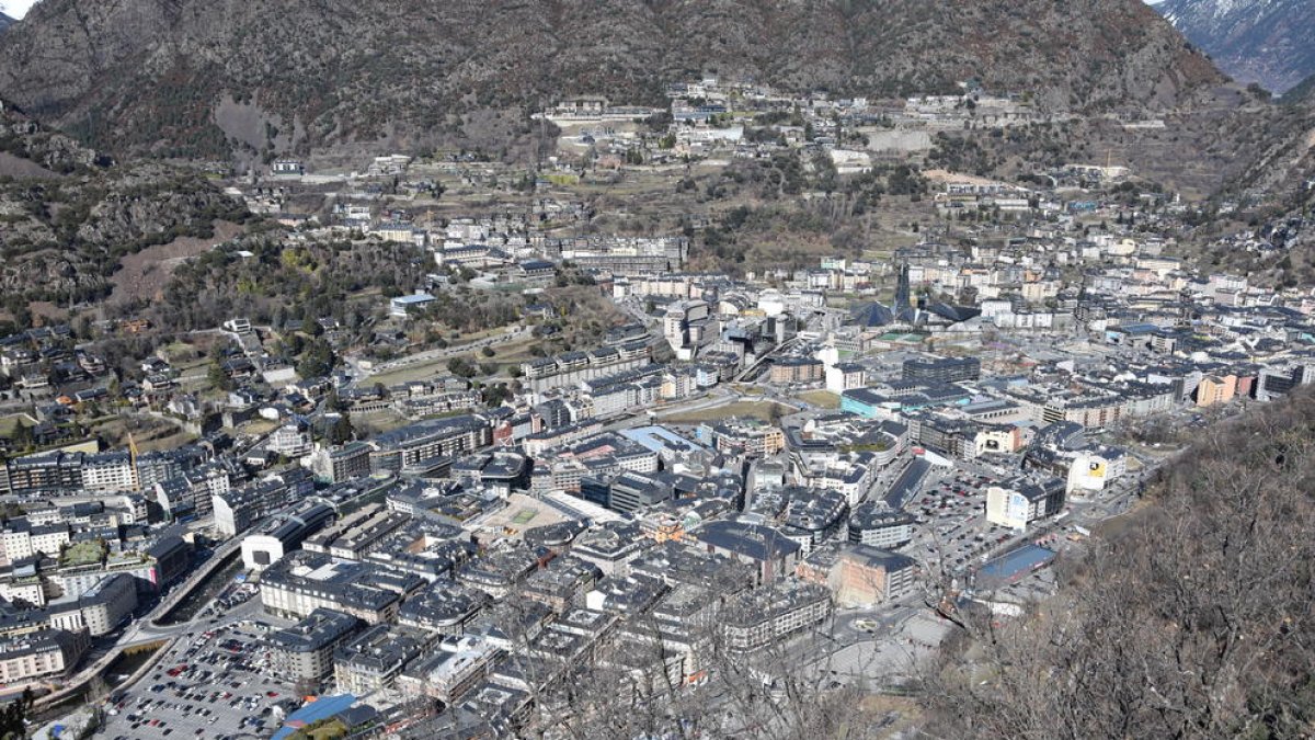 Vista d’Andorra la Vella, on es concentren la major part de les institucions, els comerços i els serveis, i d’Escaldes.