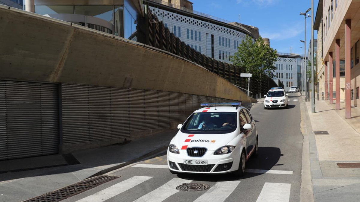 Els Mossos traslladant els detinguts del jutjat a la presó.