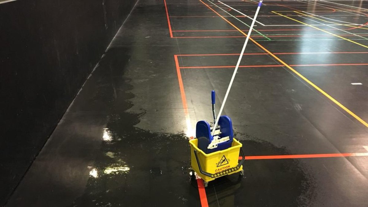 Goteras a causa de la lluvia en el pabellón municipal Juanjo Garra