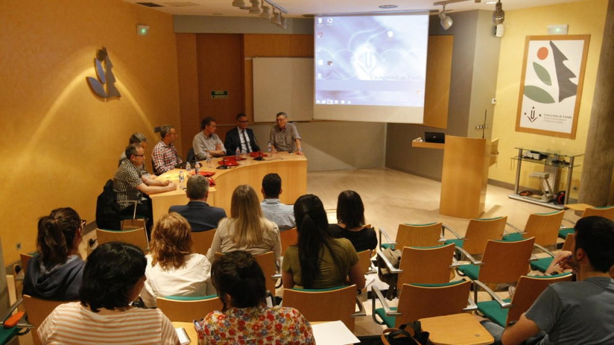 La mesa redonda sobre innovación empresarial, ayer, en Lleida.