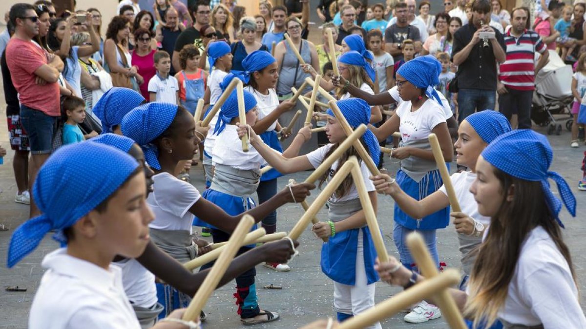 La versión infantil de los ‘bastoners’ no faltó a la cita festiva.