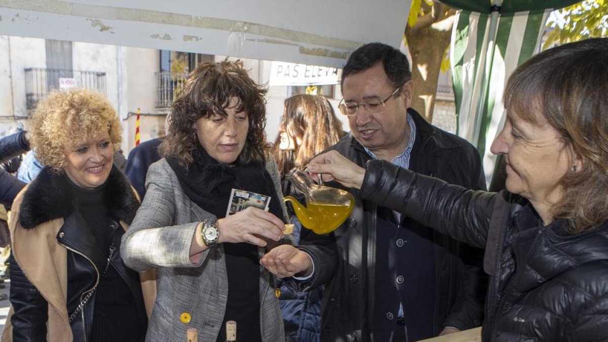 La consellera d’Agricultura, Teresa Jordà, va degustar l’oli de Belianes a la inauguració de la fira.