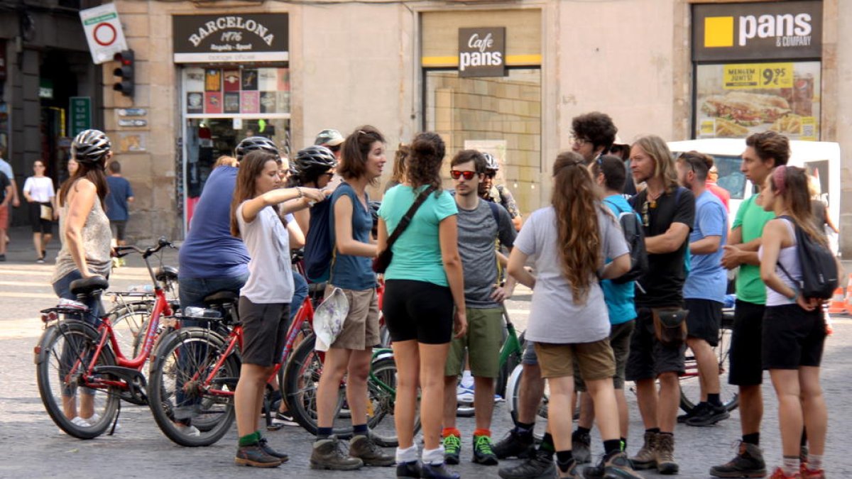 Turistes a la plaça Sant Jaume de Barcelona.