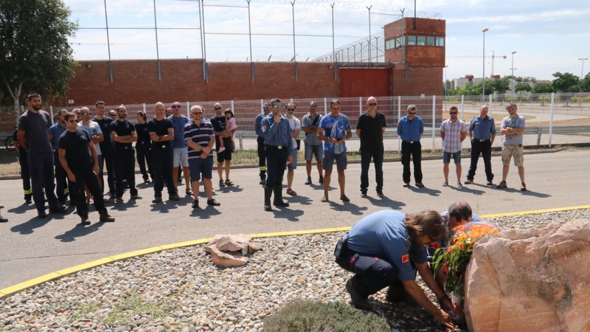 Bomberos depositaron flores ante la placa de recuerdo que hay en el parque de Lleida.