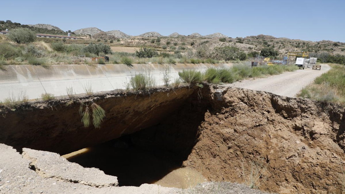 Es va rebentar la solera del canal, cosa que va provocar un gran clot al camí paral·lel a aquesta infraestructura a Tamarit de Llitera.