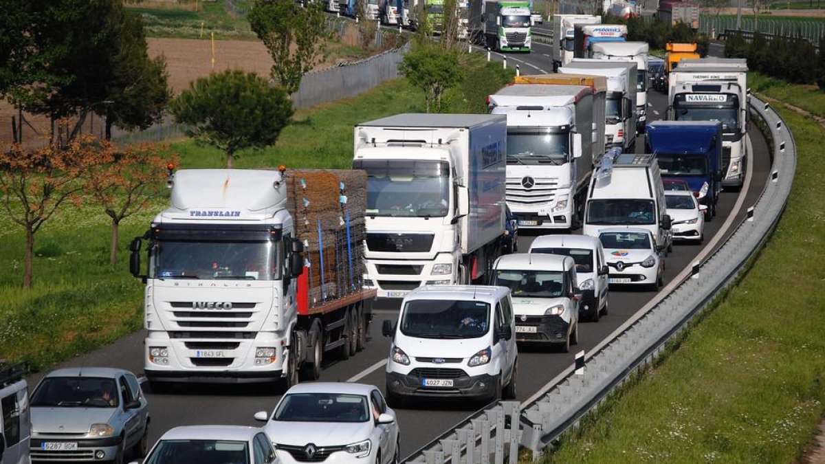 Imatge d'arxiu de cues a l'autovia per un accident.